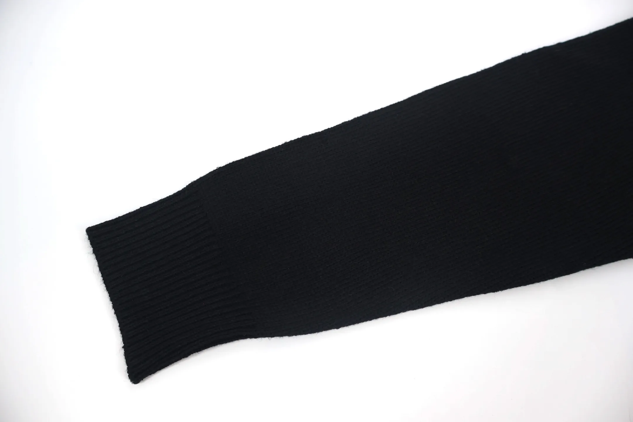 P450 [Exclusive supply] Stone island compass crew neck sweater (black). The original version was purchased for 2,488 and developed. The fabric is made of 80% sheep wool yarn blended with 20% nylon. The overall comfort is more skin-friendly than the original version. The YB upper body is particularly tight. We adjusted the overall feel and skin-friendly feeling based on the original wool yarn quality. It is more comfortable and breathable than the ZP upper body. There is no difference between the stripes and the original version. And it can be done to make the grade full. Supports random detection of wool content to ensure that every piece customers get is of high quality. It also needs to be taken to the tatting factory for secondary processing. The Stone Island armband has straight and delicate overall wiring, comfortable and soft fabrics, and consistent colors with no color difference. It can be matched with the same style to create a fashionable look and control various occasions. Customized accessories, complete with three labels, the same style for men and women. Size:S-M-L-XL